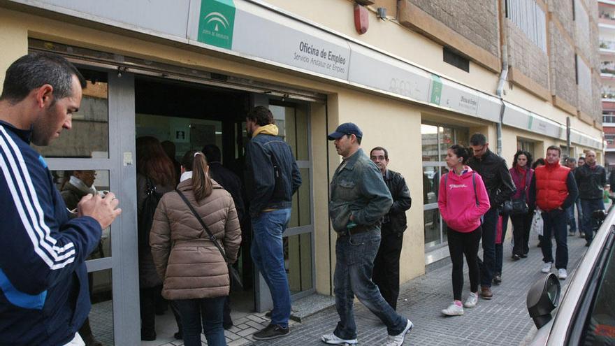 Desempleados en una de las oficinas del Servicio Andaluz de Empleo (SAE) en Málaga.