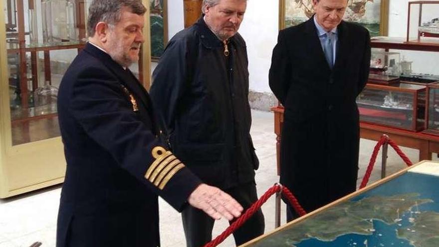 El ministro, en el centro, ayer en el Museo Naval de Ferrol. // Europa Press