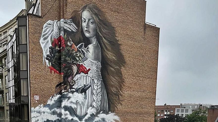 El céntrico edificio de Bruselas luce el mural de Lula Goce.