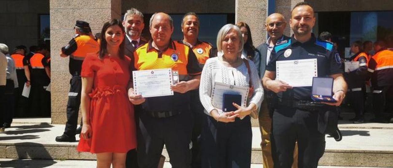 Homenajeados de Moaña con la alcaldesa, Leticia Santos.   | FDV