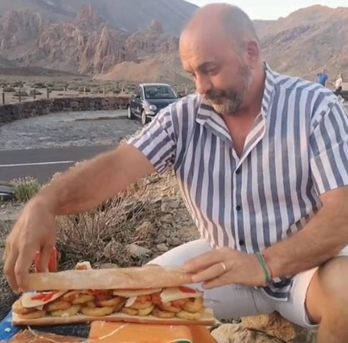 Ginés Corregüela se prepara uno de sus bocadillos en El Teide.