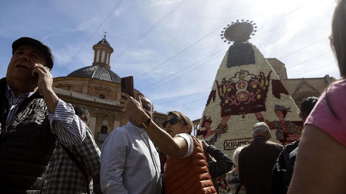 La 'otra ofrenda' a la Virgen llena la plaza tras la cremà