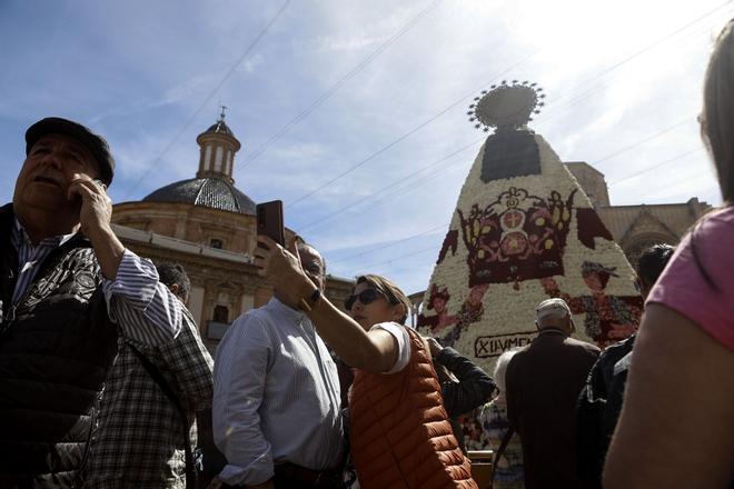 La 'otra ofrenda' a la Virgen llena la plaza tras la cremà