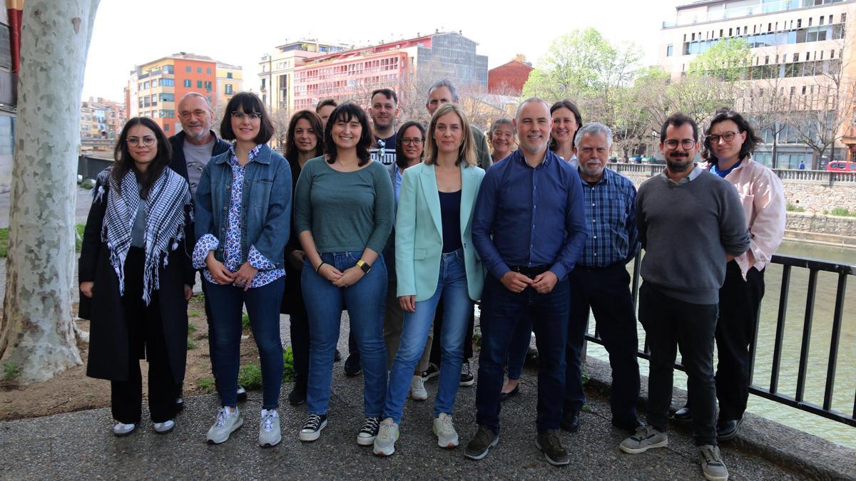 La llista dels Comuns a Girona amb Jéssica Albiach al centre i el candidat Eloi Badia al seu costat.