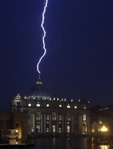 Un rayo impacta en la Basílica de San Pedro durante una tormenta en el Vaticano