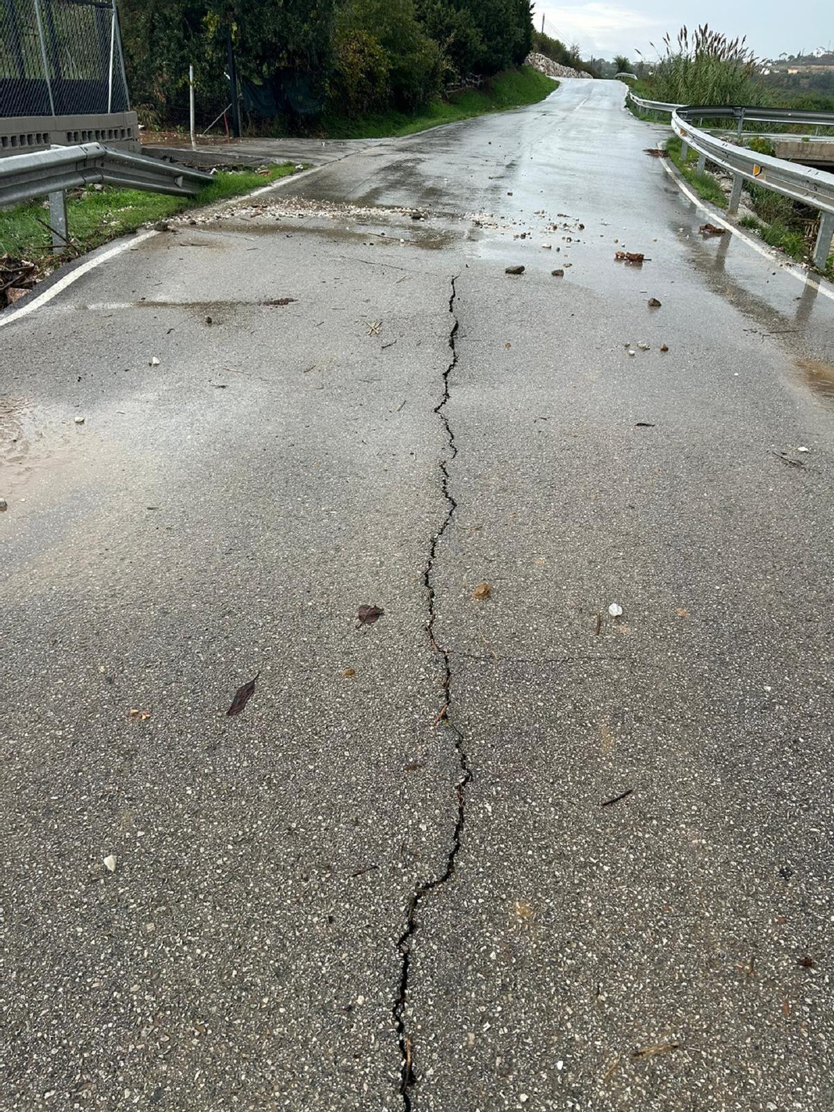Un corrimiento de tierras obliga a cortar el tráfico en la carretera de Zamorilla de Alhaurín de la Torre, entre el puente el acceso a la variante A-404.