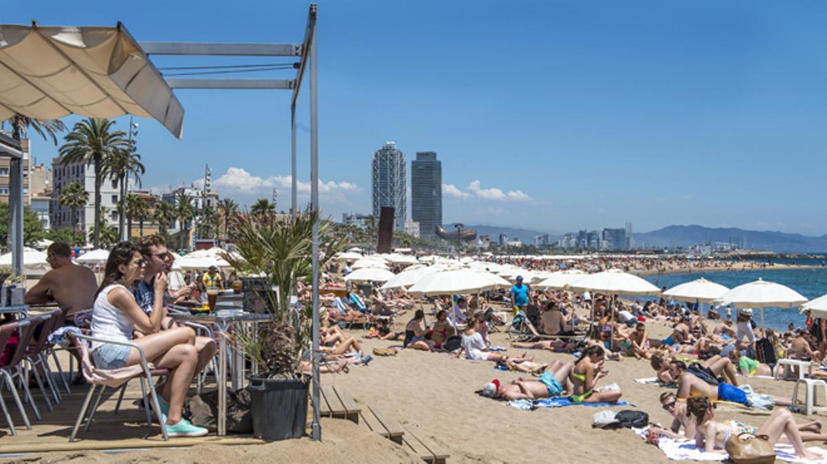 Barcelona fa lagost al maig. Els turistes omplen les platges i els xiringuitos