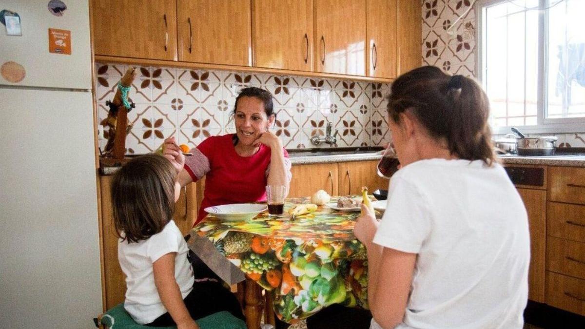 La Renta Mínima de Inserción es una prestación económica destinada a personas en riesgo de pobreza o exclusión social