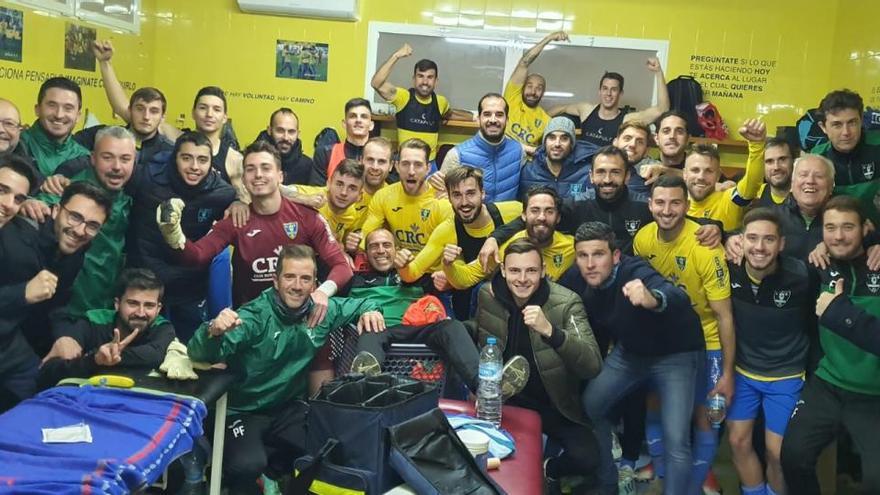 Los jugadores del Orihuela en su vestuario de Los Arcos en un partido de la pasada campaña