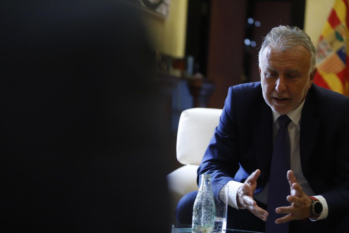 El ministro Ángel Víctor Torres, durante la entrevista en la Delegación del Gobierno de España en Aragón.