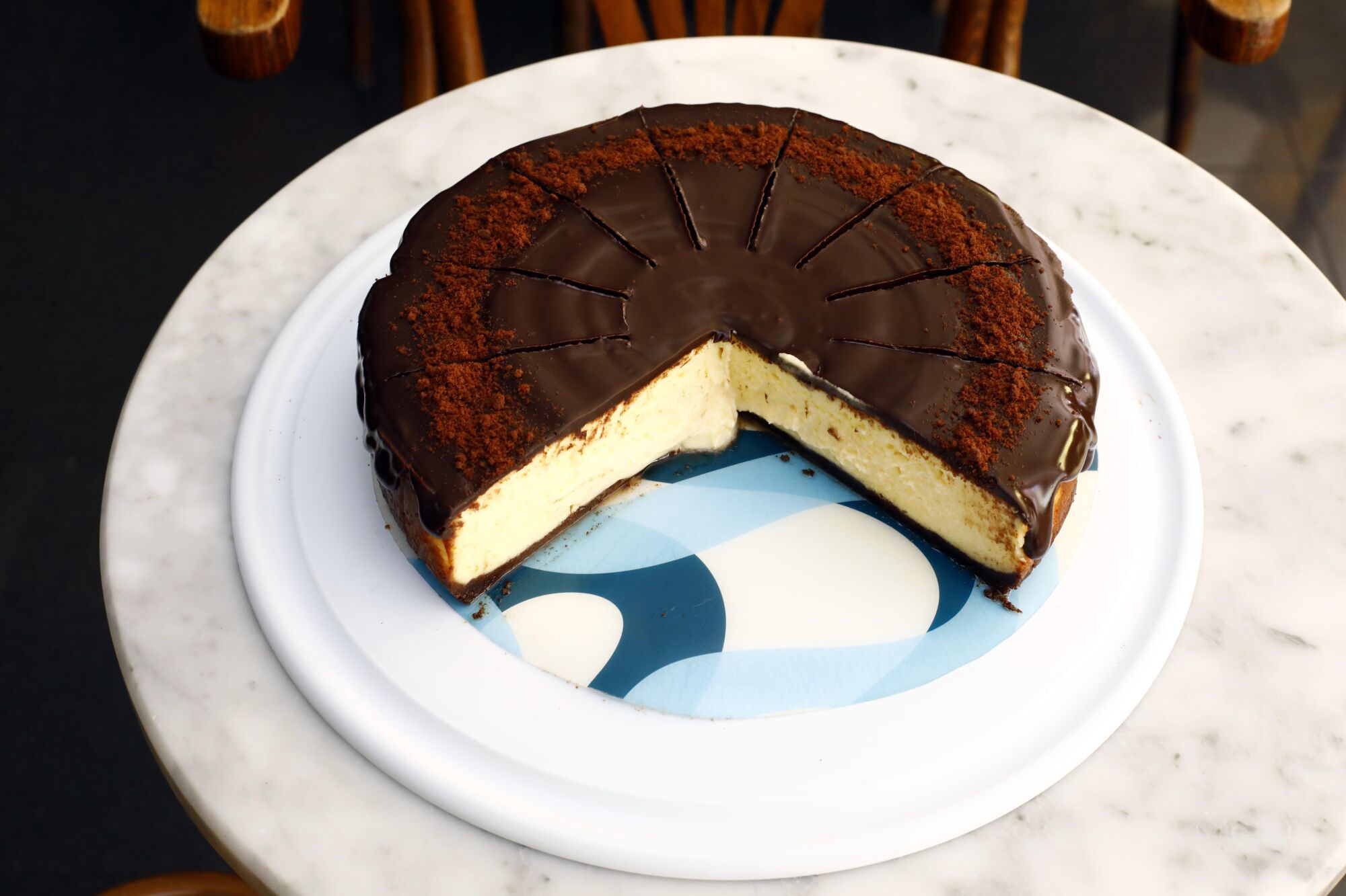 En imágenes | El Buñuel, el café de barrio de ambiente acogedor con una de las mejores tartas de queso de Zaragoza