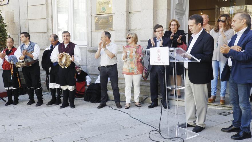 O alcalde vigués Abel Caballero e, á súa esquerda, o autor do bando, Xabier Romero.