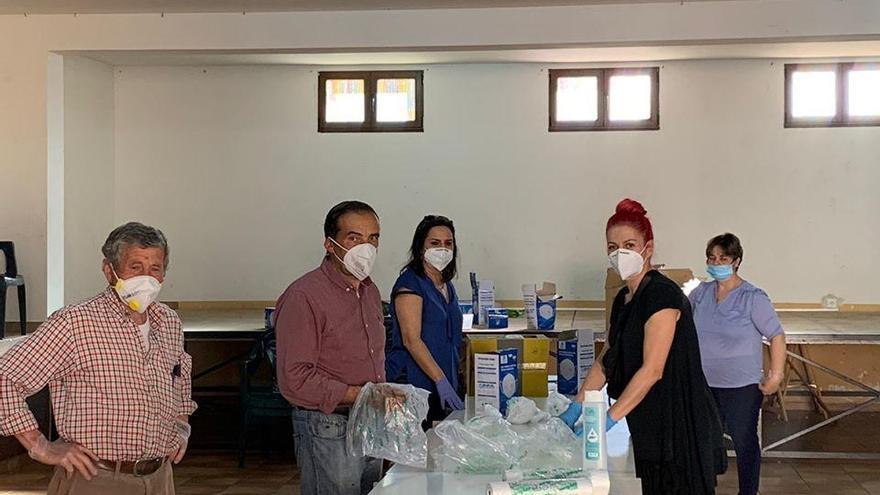 Preparación de las mascarillas para el reparto en San Miguel de la Ribera