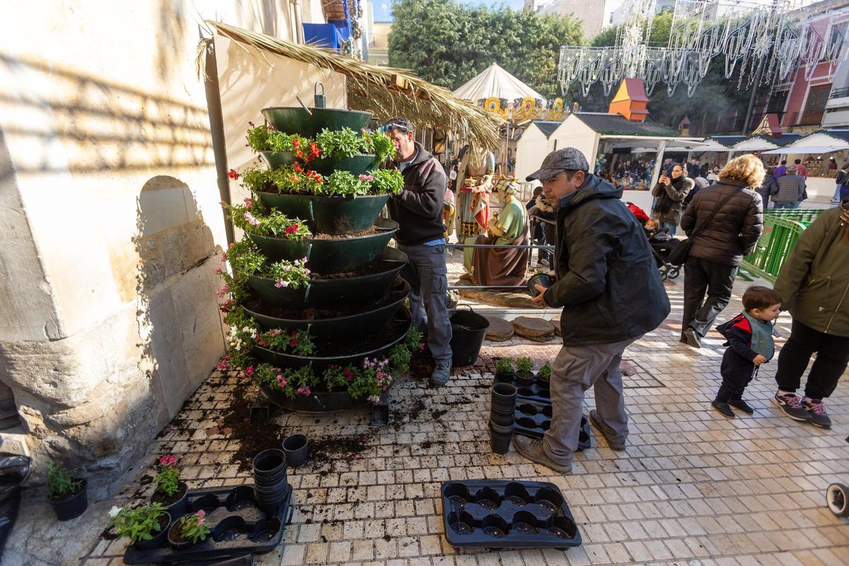 Empleados municipales plantando flores en una jardinera en las pasadas fiestas de Navidad.