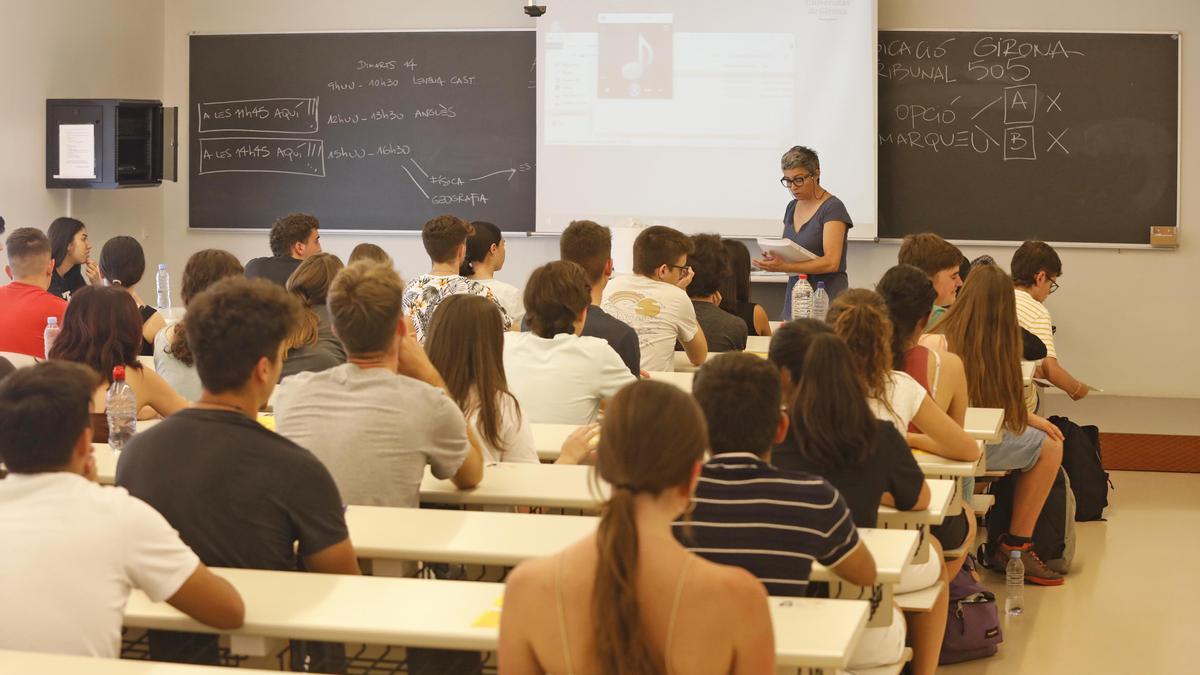 Alumnes examinant-se de les PAU, en una imatge d’arxiu.