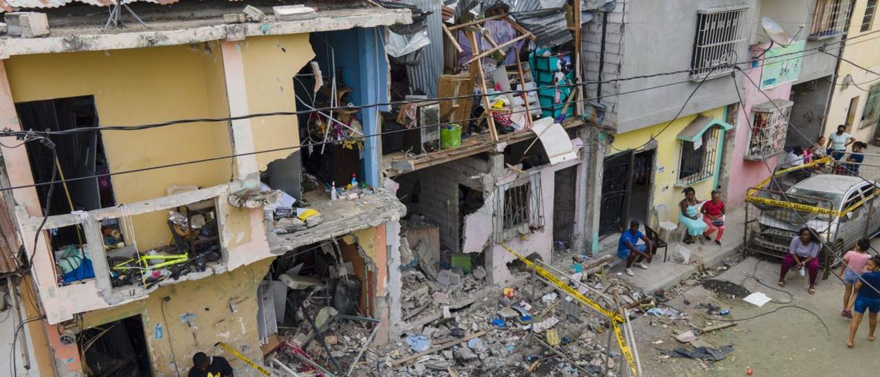 Vista aérea de los daños causados por el atentado en el barrio Cristo del Consuelo, en Guayaquil.