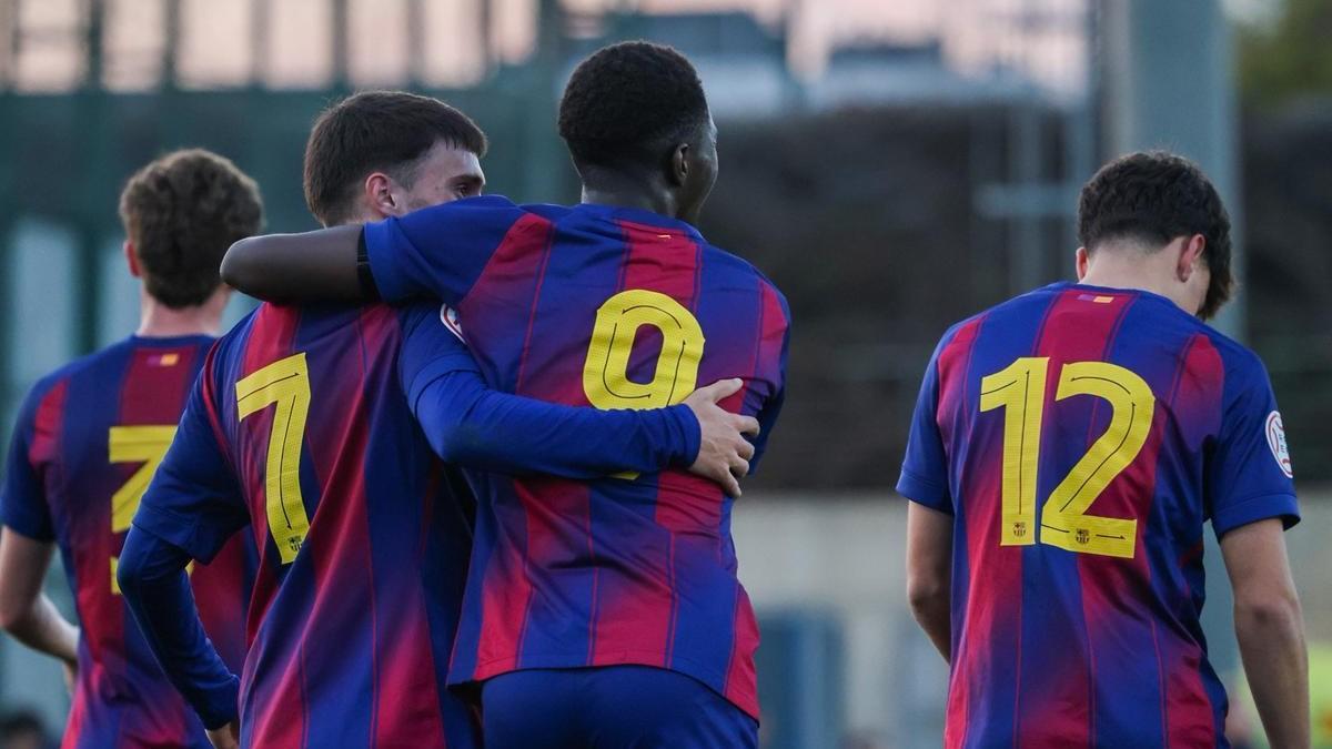 Nuhu Fofana se abraza a Nil Vicens