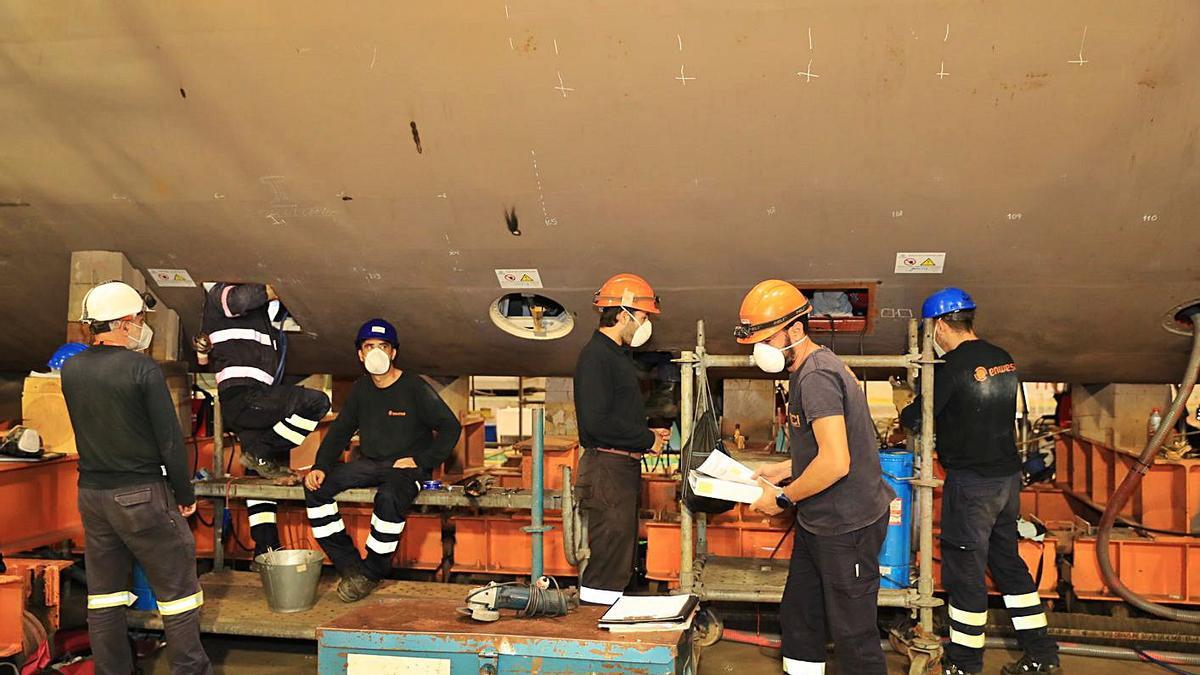 Operarios trabajan en la construcción del submarino S-81, en Navantia.