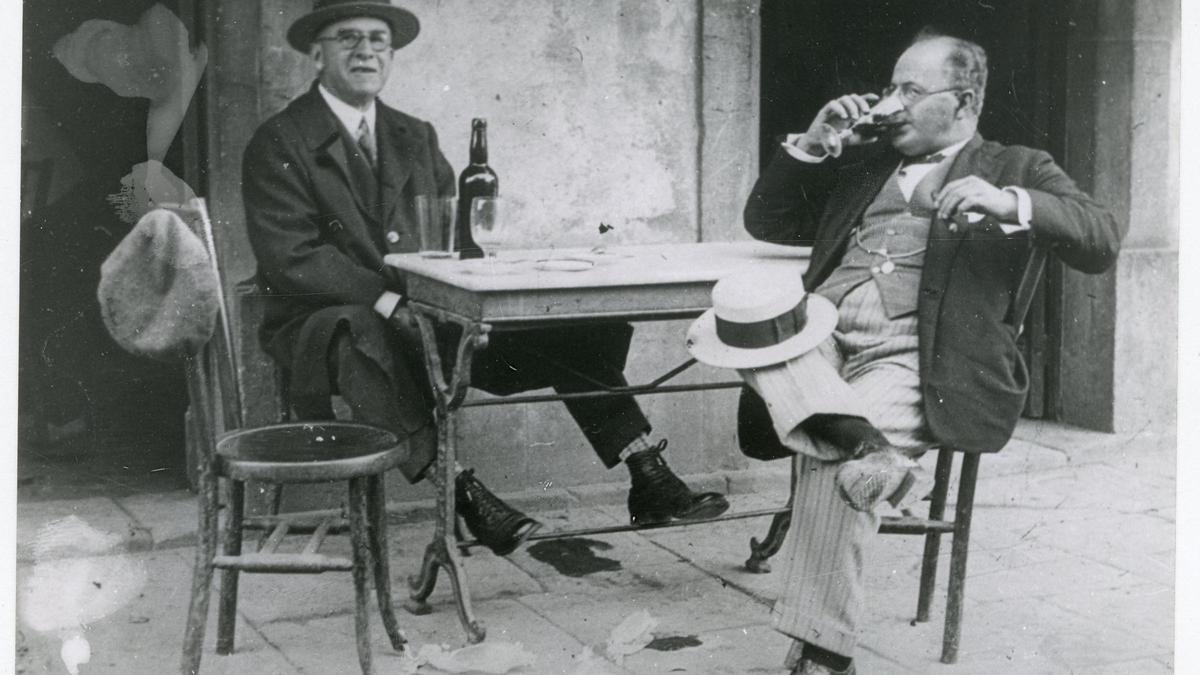 Enrique Álvárez-Sala Meana (izquierda) y Armenak Cheriguian Nigogoos en Gijón, en 1927