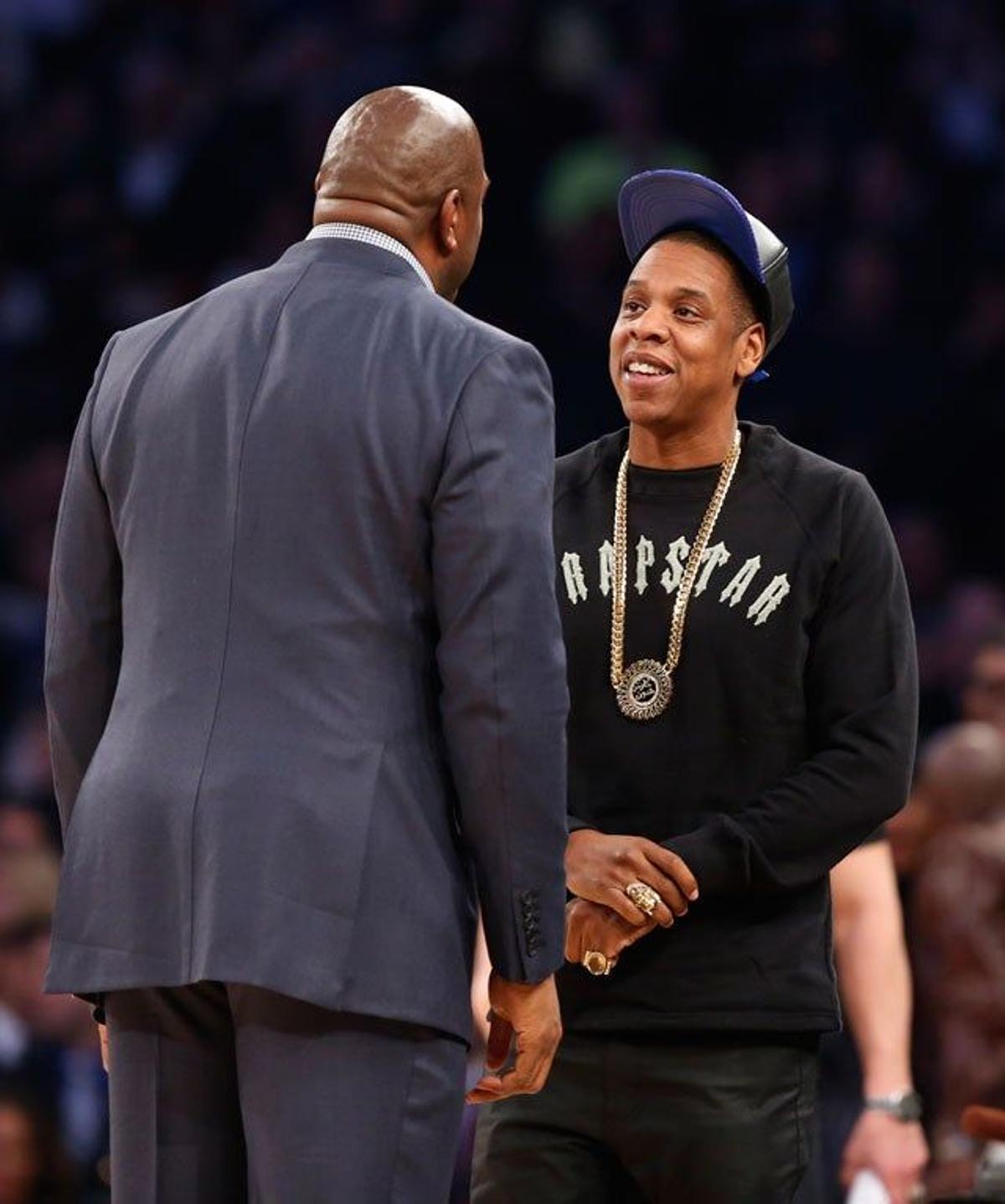 Magic Johnson hablando con Jay Z en el descanso del partido All Star 2015