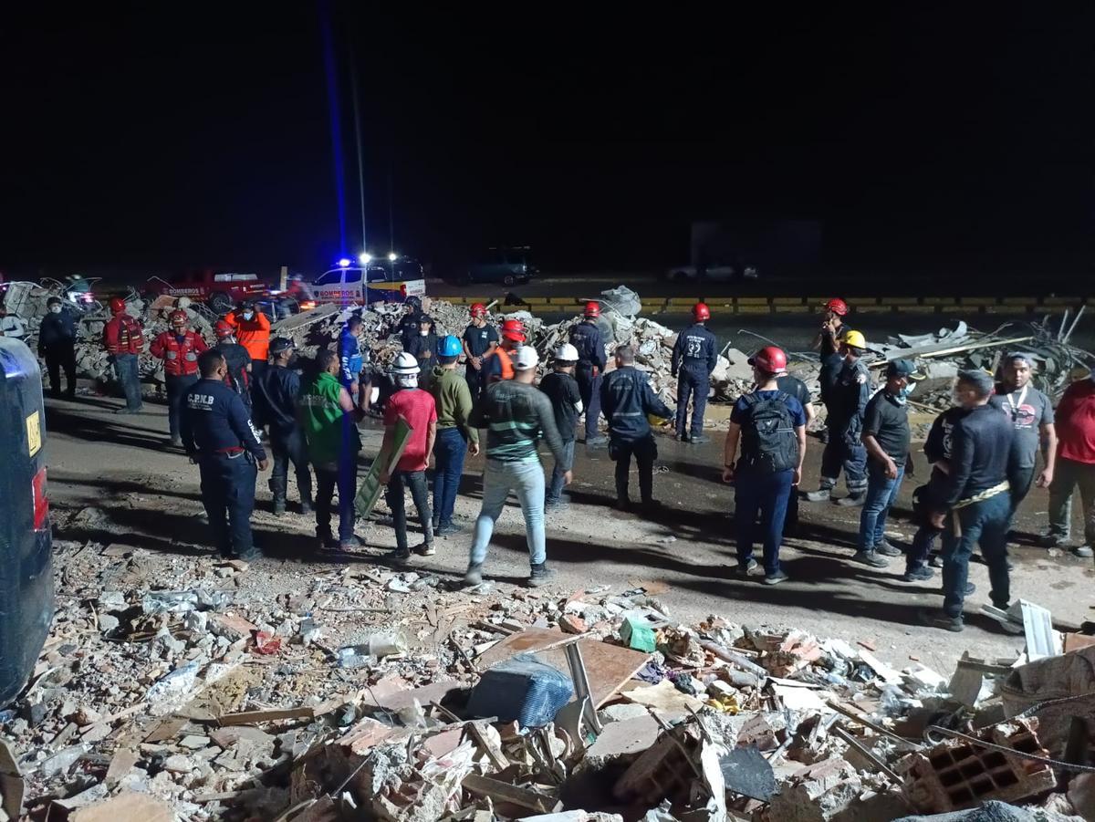 Equipos de rescate, entre ellos los bomberos de Córdoba, en la noche del sábado en Venezuela (imagen facilitada por el Consorcio).