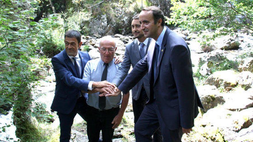 El conseller de Territori i Sostenibilitat amb els cònsols majors de la Massana i Ordino, i el president del Parc Natural Regional de Pyrénées Ariégeoises.