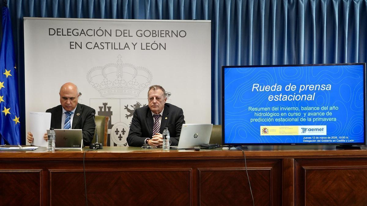El delegado territorial de Aemet en Castilla y León, Manuel Mora, junto al subdelgado del Gobierno en Valladolid, Jacinto Canales.