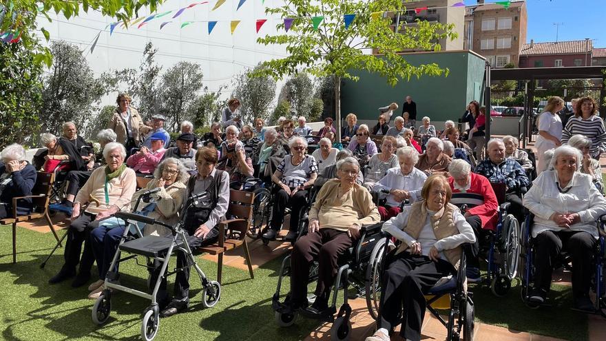 Usuaris de la residència i el centre de dia el dia de la celebració del tercer aniversari