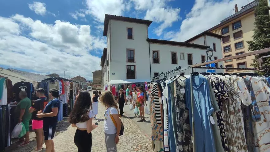 Mucho ambiente en el mercado de Grado, con traslado de los puestos de textil de Cimadevilla a Cerro de la Muralla