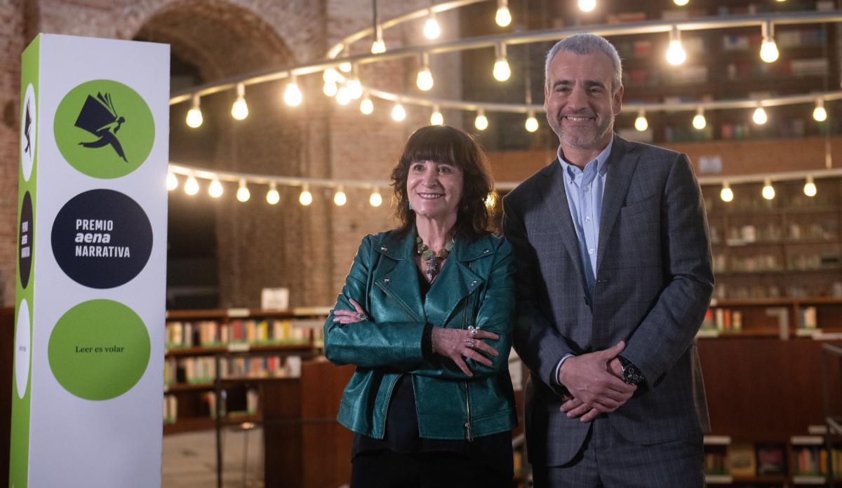 Rosa Montero, escritora y periodista, junto a Maurici Lucena, presidente y consejero delegado de AENA, durante la presentación.
