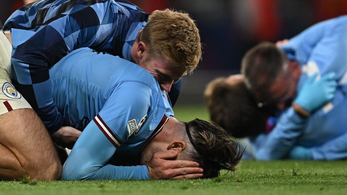 De Bruyne abraza a Grealish a la conclusión de la final frente al Inter.
