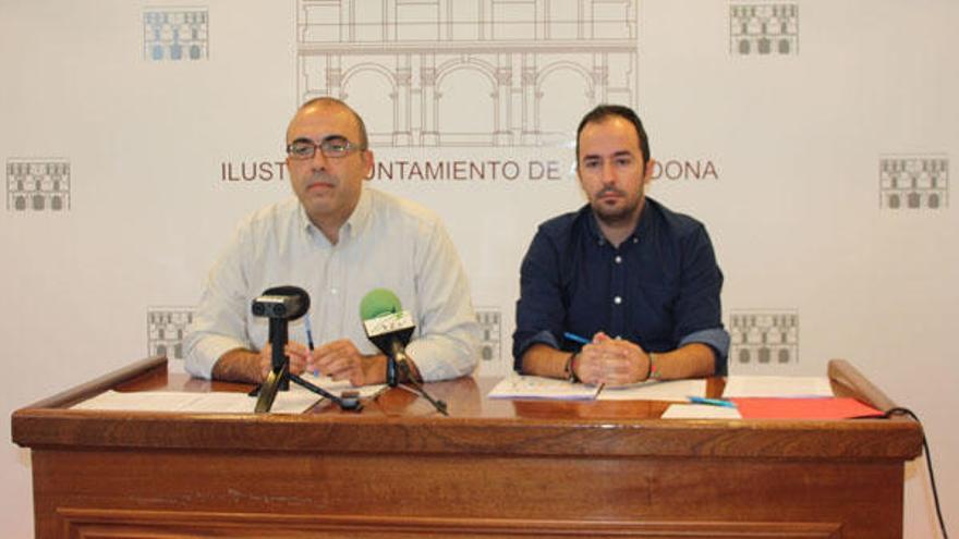 Los concejales Miguel Cebrián y Antonio Palacios, en rueda de prensa.