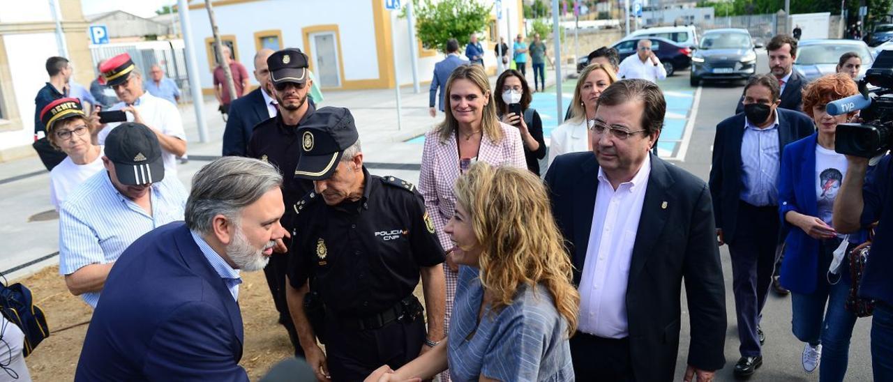 El alcalde saluda a la ministra, a su llegada a la estación de Plasencia