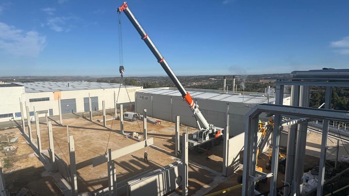 Una grúa en el inicio de los trabajos en la ampliación de la fábrica de Oxaquim, Alcañiz (Teruel)