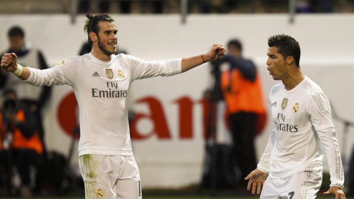 Bale acude a felicitar a Cristiano Ronaldo tras marcar el portugués de penalti el segundo gol del Madrid en Eibar.