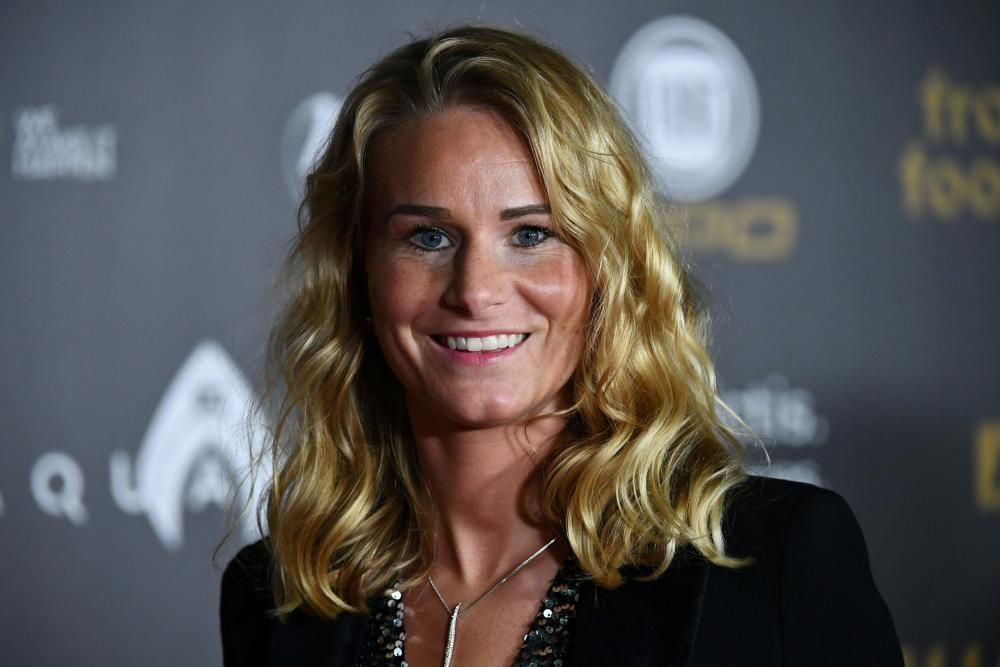 Olympique Lyonnais' French midfielder Amandine Henry poses upon arrival at the 2018 FIFA Ballon d'Or award ceremony at the Grand Palais in Paris on December 3, 2018. - The winner of the 2018 Ballon d'Or will be revealed at a glittering ceremony in Paris on December 3 evening, with Croatia's Luka Modric and a host of French World Cup winners all hoping to finally end the 10-year duopoly of Cristiano Ronaldo and Lionel Messi. (Photo by FRANCK FIFE / AFP)