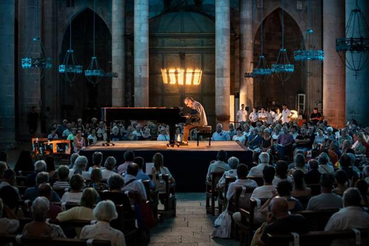 Carles Casas durant el recital a la Basílica de Santa Maria