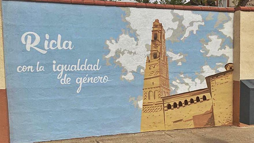 Dos grafitis embellecen la entrada a la pista y colegio | SERVICIO ESPECIAL