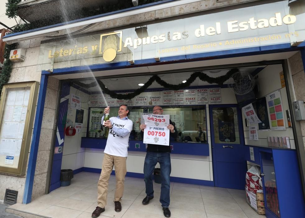 Alejandro Aznar, propietario de la administración El Rosario, de Zaragoza, celebra haber vendido una serie del tercer premio del sorteo extraordinario de la Lotería Nacional.