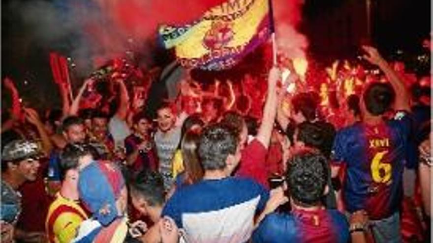 Seguidors blaugrana celebren la victòria a la plaça Catalunya.