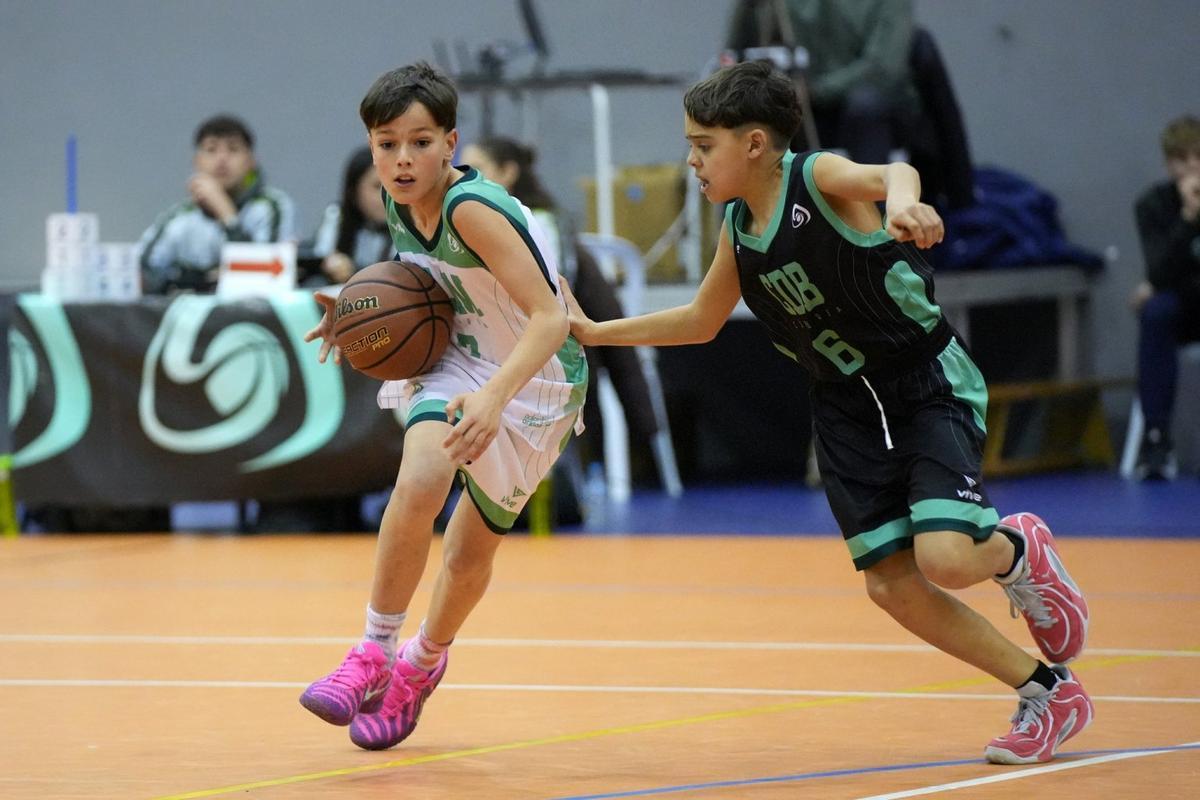 Eduardo Roldán defiente a un rival.