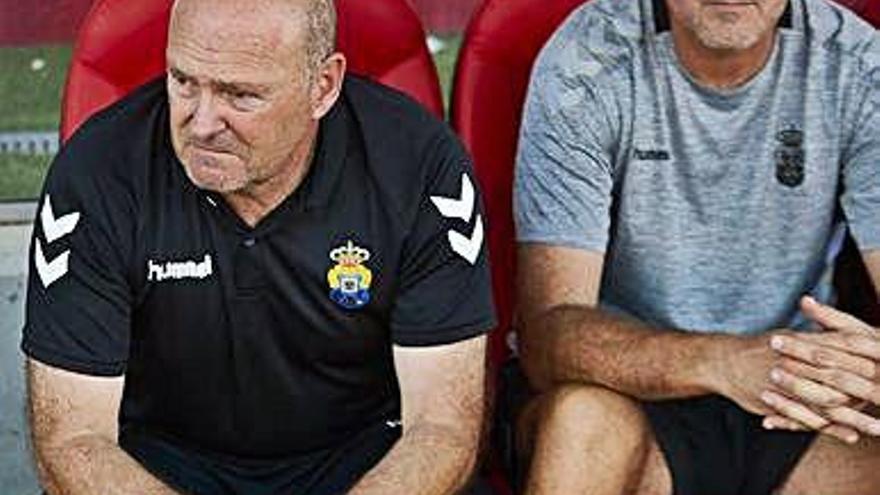 Pepe Mel (izquierda), junto a Roberto Ríos, ayer en el banquillo visitante del Estadio Municipal de Montilivi.