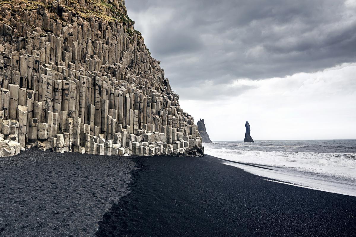 Las playas de arena negra en Islandia se forman cuando la lava se enfría rápidamente al entrar en contacto con el océano, creando basalto triturado. Los dos destinos más destacados son Reynisfjara y Stokksnes