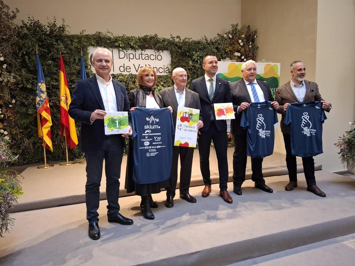 Vicent Mompó y Tomás Trenor, junto a varios diputados provinciales, posan con los dorsales y camisetas del Circuito de Carreras RunCáncer by Diputació de València.