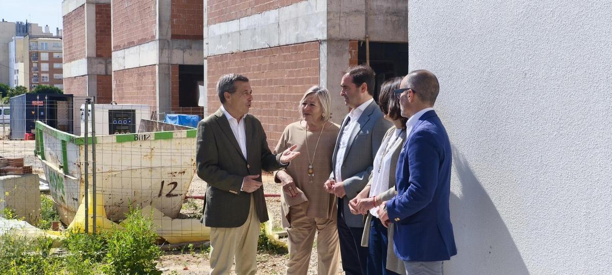 Foto de la visita del conseller de Sanitat, Marciano Gómez, a las obras del nuevo centro de salud de Vinaròs.