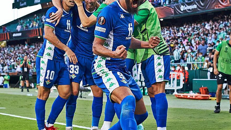 Borja Iglesias celebra uno de los goles del Betis. |  // E. P.