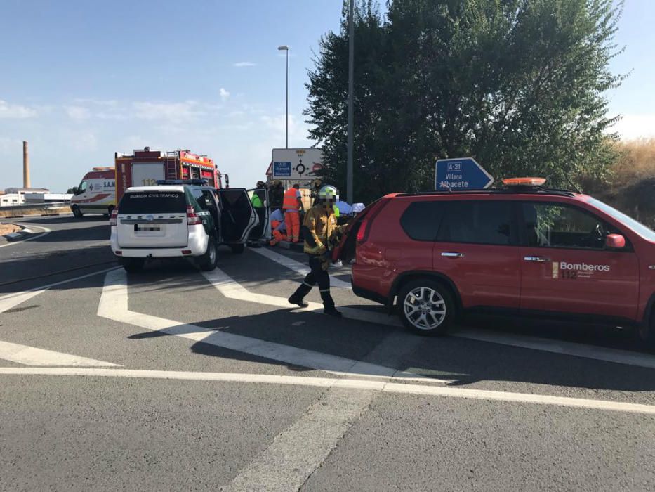 Cinco heridos al salirse un coche en el acceso de la autovía A-31 en Sax