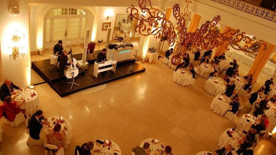 Cena de gala en el elegante salón del centenario hotel.