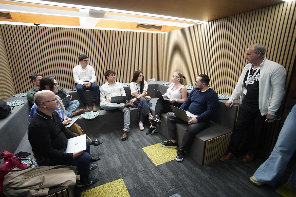 Treballadors a les noves instal·lacions de Fundcraft al Girona Hub.