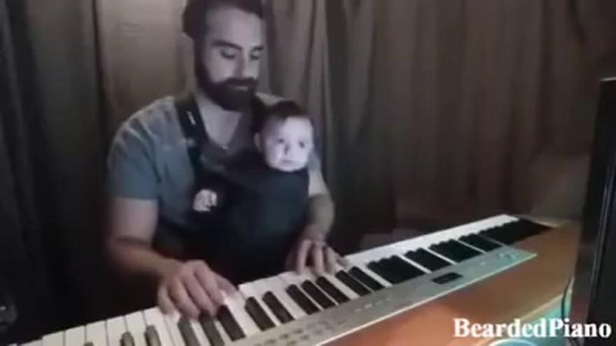 David Motola (BeardedPiano) duerme a su bebé tocando una canción de Brahms en el piano